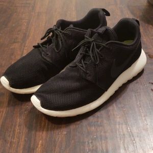 Nike roshe black running shoes